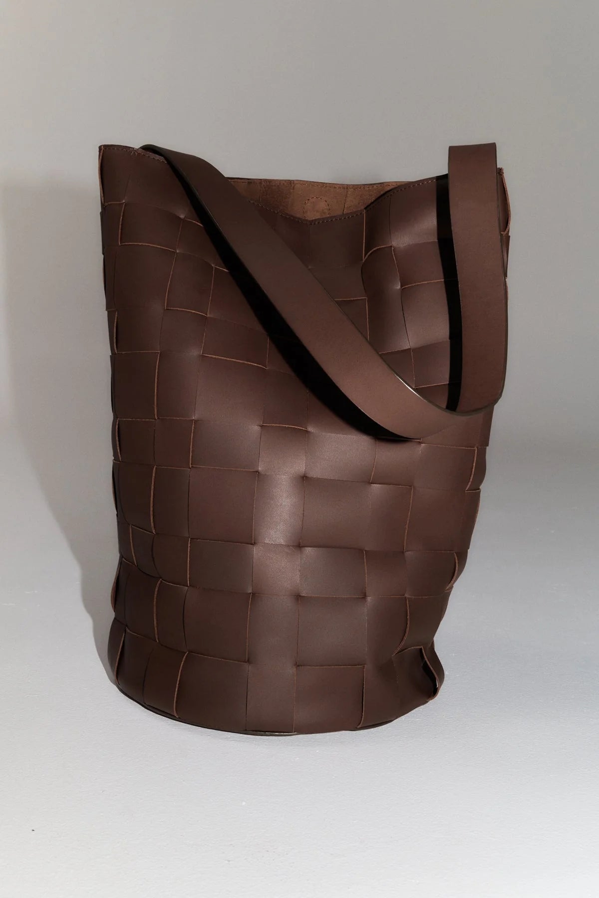 Woven bucket bag discount