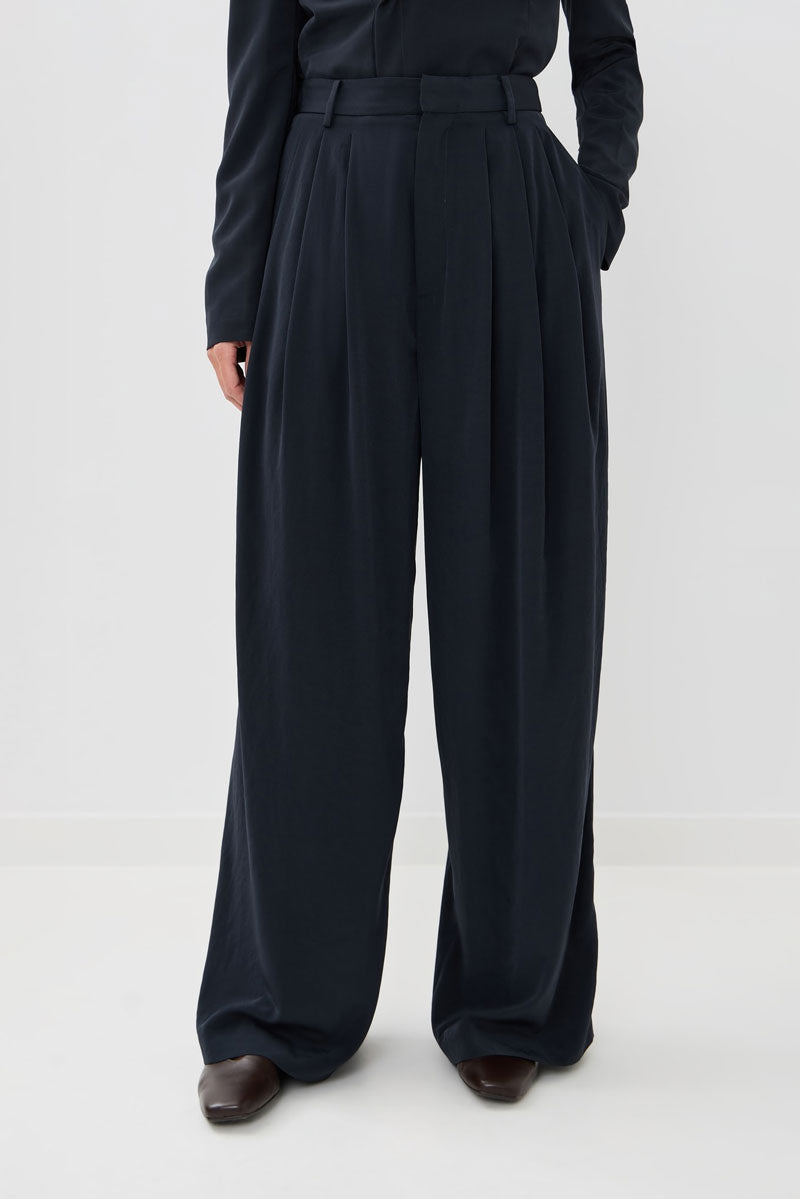Relaxed Suiting Triple Pleat Pant - Navy
